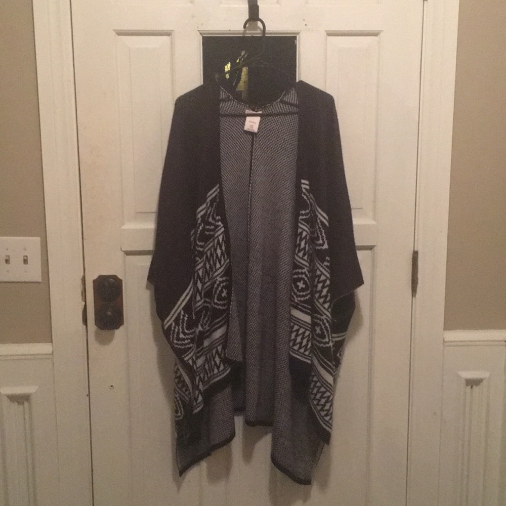 Black and white printed cape/poncho